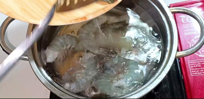 Boil the shrimp: Add shrimp to a pot with a little water. Bring to a boil, cover, and cook for 2 minutes. Remove and immediately immerse in ice water to make the shrimp crispy.