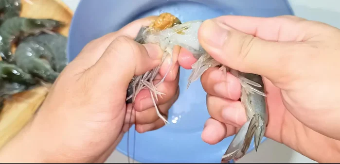 Prepare the shrimp: Remove heads and veins. Rinse thoroughly.