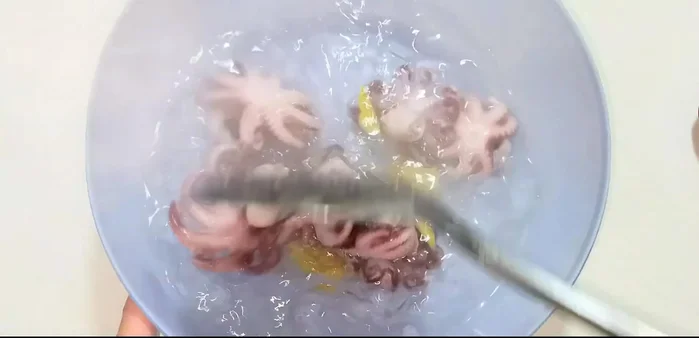 Cool the octopus: Immediately transfer the octopus to ice water to make it crispier. Let it sit for about 5 minutes.