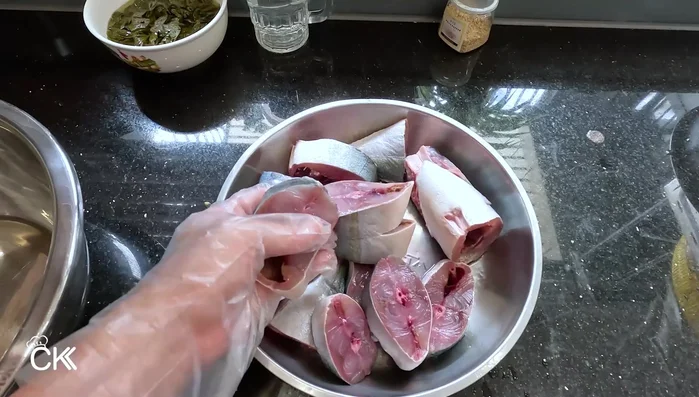 Clean the orange fish thoroughly, removing any blood or impurities from the belly. (159.56)
