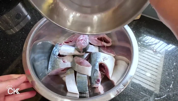 Pre-process the fish with tea water to remove fishy smell. Soak the fish in boiling tea water for 10-15 minutes. (176.159)