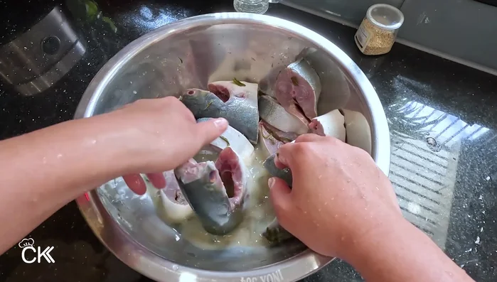 Wash the fish again after tea water treatment to remove any tea smell. (224.599)