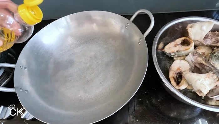 Remove the fried fish and set aside to drain excess oil. (273.52)