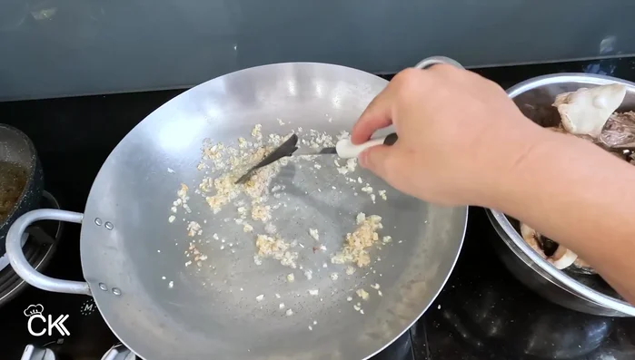 Sauté chopped shallots and garlic until fragrant. (282.68)