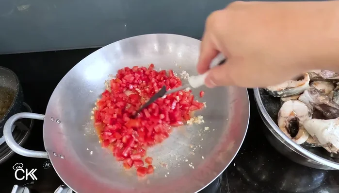 Add diced tomatoes and tomato juice to the pan, stirring until slightly softened and fragrant. (291.4)
