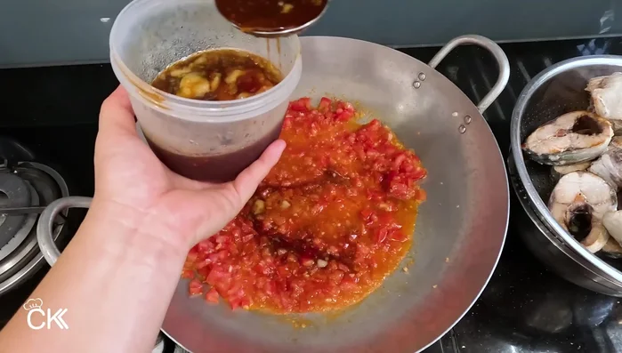 Add about 300ml of water and the prepared braising sauce. Bring to a boil. (309.52)