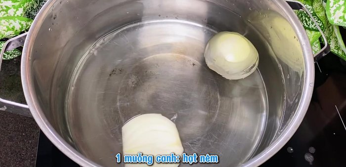 Boil 3 liters of water with onion, seasoning, and salt. Add the cleaned intestines and cook for 15-18 minutes.