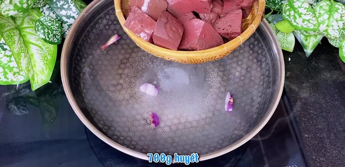 Boil pig blood with onion and salt until cooked, then rinse.