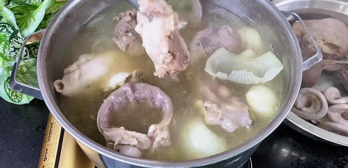 Cook the stomach and pig tongue for 20-30 minutes, depending on thickness.