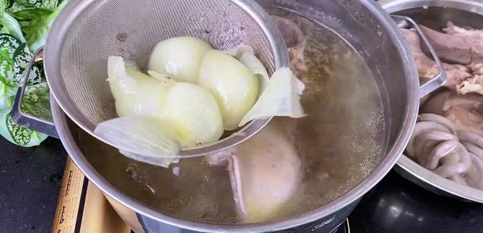 Remove onions from the intestine broth. This broth will be used for the porridge.