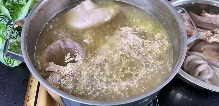 Simmer the rice in the intestine broth.
