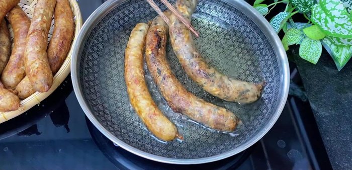Fry cartilage and lemongrass sausages until golden brown, then cut into bite-sized pieces.