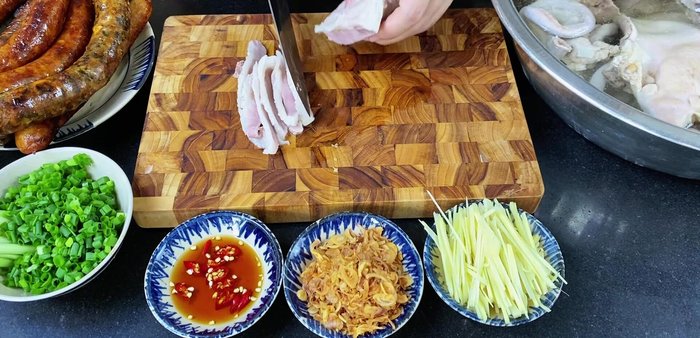 Cut the remaining meat and intestines into bite-sized pieces.