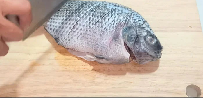 Make several cuts on both sides of the fish.