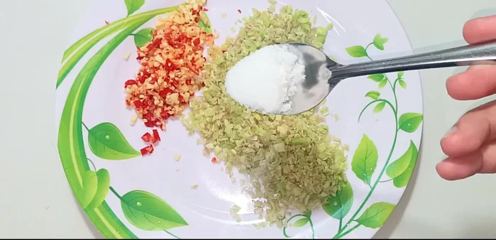In a bowl, combine salt, MSG, and turmeric powder. Mix well.