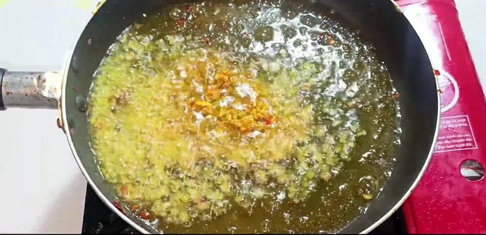 Fry the remaining lemongrass, garlic, and chili until lightly golden. Remove from pan and set aside.