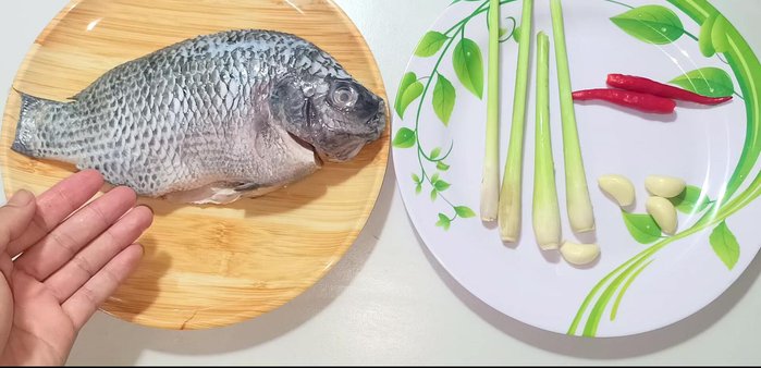Clean the tilapia thoroughly, removing the intestines and scrubbing off any green layer.