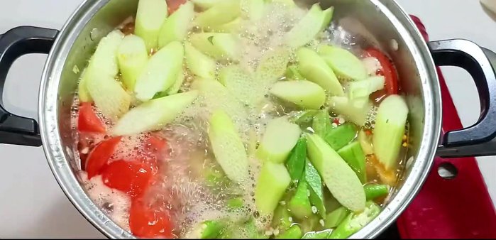 Add bean sprouts, cilantro, and coriander; turn off the heat.