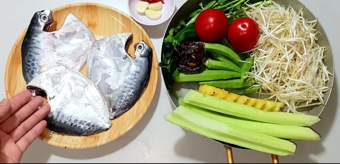 Clean and prepare the fish: remove intestines, wash, and drain.