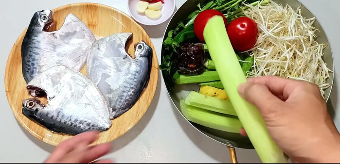 Prepare the vegetables: peel the mint, wash and drain; cut tomatoes into 4 parts; cut mint diagonally (1-2cm thick); cut pineapple diagonally (1-2cm thick); prepare okra, cilantro, and coriander.