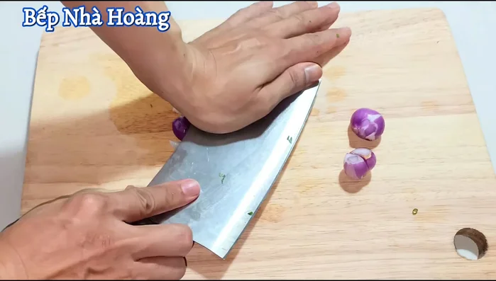 Chop the shallots into small pieces.