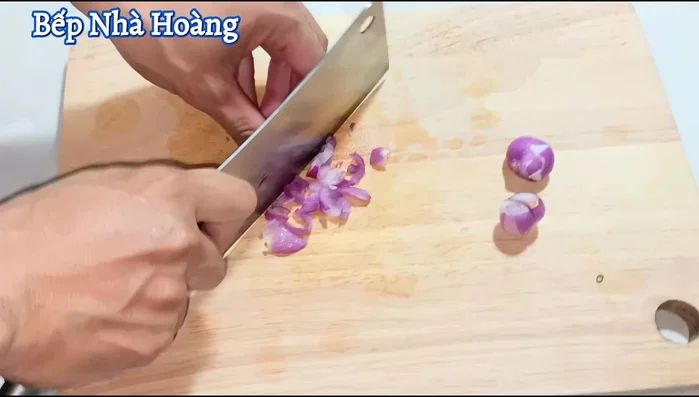 Prepare the cabbage: Remove the hard stem, slice thinly and cut into shorter pieces. Wash thoroughly.