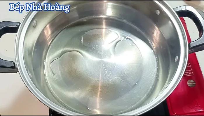 Heat cooking oil in a pot over medium heat. Sauté the shallots until fragrant.
