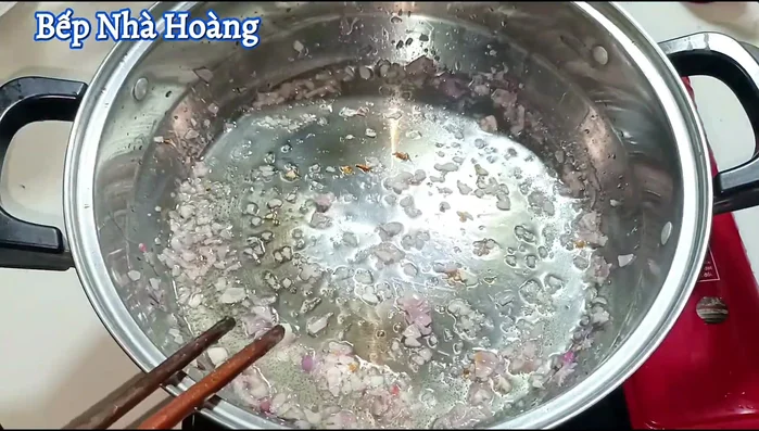 Add 1 liter of water to the pot and bring to a boil.