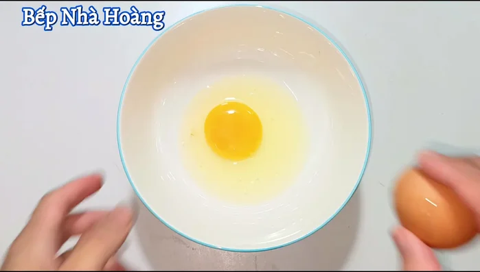 Beat the eggs with seasoning powder, MSG, and ground pepper. Set aside.