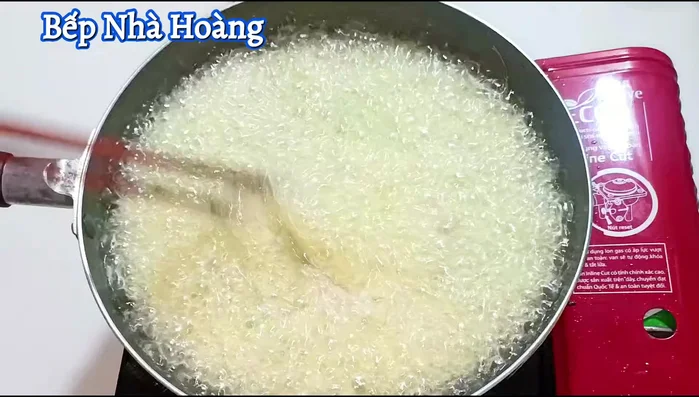 Add garlic and shallots to the pan and fry until golden and fragrant. Add lemon leaves and stir briefly until fragrant. Remove and set aside, draining excess oil.