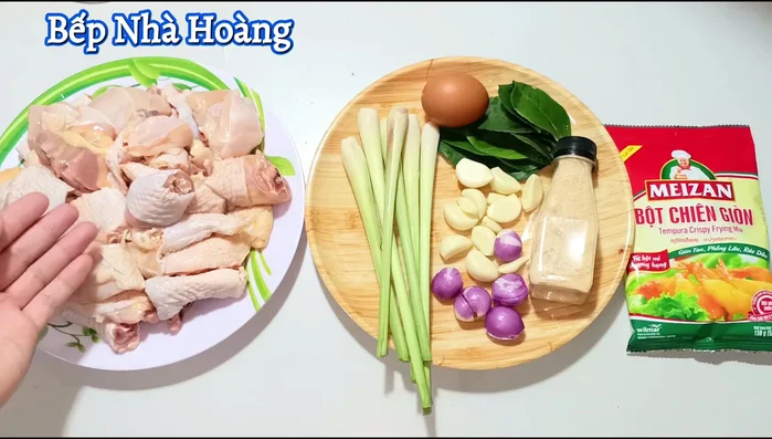 Cut the chicken into bite-sized pieces. Squeeze with lemon and salt to remove odor. Wash thoroughly and drain.