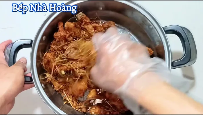 Toss the fried chicken with 3 spoons of salt-roasted powder until well coated.