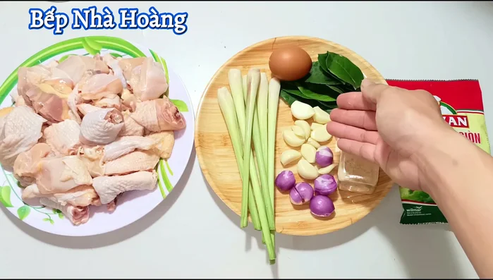 Prepare the aromatics: Smash lemongrass, tear into small pieces (focus on the green part). Chop garlic and shallots.