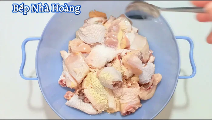 Marinate the chicken: In a bowl, combine chicken, 1/2 spoon of seasoning powder, 1/3 spoon of MSG, 1 teaspoon of ground pepper, 1 teaspoon of salt, and an egg yolk. Mix well and marinate for 30 minutes.