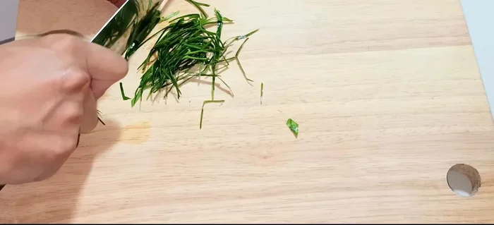 Prepare the lemongrass: Smash and finely chop the green part (and optionally, the white part). Roll and slice lemon leaves into strips.