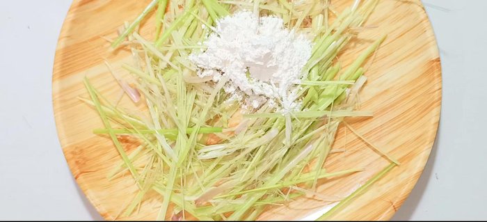 Mix a spoonful of fried flour with the chopped lemongrass.