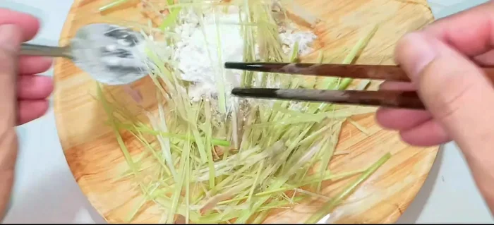Fry the lemongrass mixture until crispy.