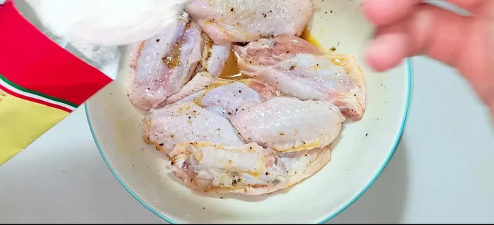 Add two spoonfuls of fried flour to the marinated chicken and mix well to coat evenly.