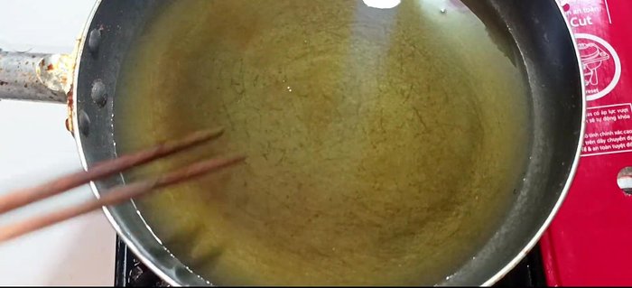 Add the chicken wings to the pan and fry until golden brown on both sides, turning as needed. Add lemon leaves during the last few seconds of frying.