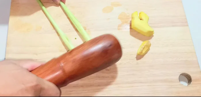 Prepare the other ingredients: pound the ginger and lemongrass until smooth, then slice them thinly. Peel and wash the mango, then shred it.