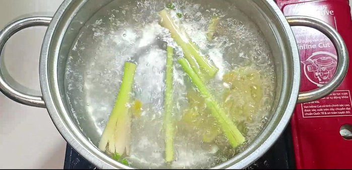 Bring water to a boil in a pot. Add the prepared ginger and lemongrass. Once boiling, add the oysters and boil uncovered for about 30 seconds. Stir evenly, then remove the oysters immediately and let cool.