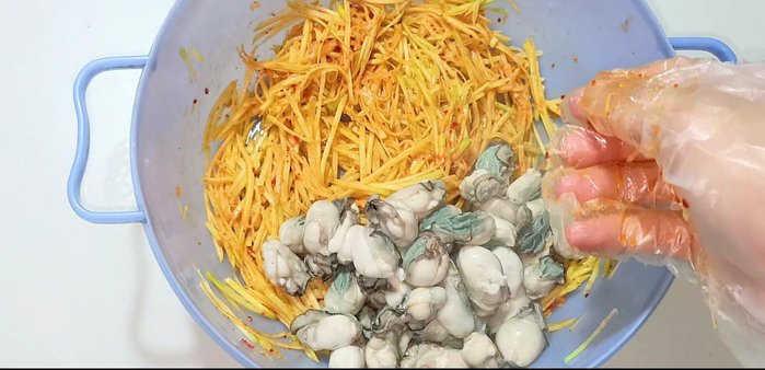 Add the cooled oysters to the mango mixture. Add another spoonful of Thai sauce and mix gently. Do not squeeze the oysters.