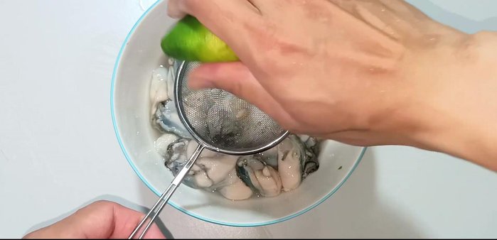 Wash the oysters three times with water, adding a little salt and squeezing half a lemon to remove any bad smell. Gently rub the oysters for about 2 minutes, then rinse thoroughly several times until clean.