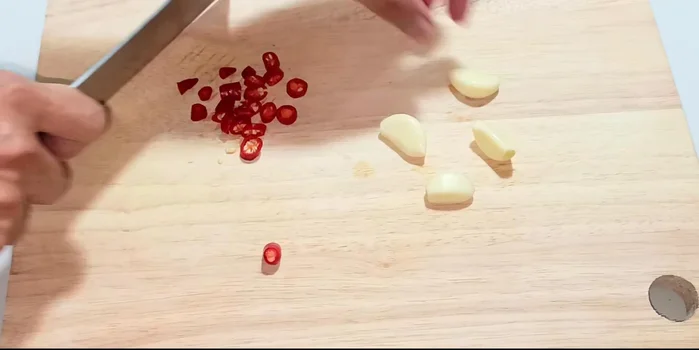 Prepare ingredients: Mince garlic and chili. Wash and dry lettuce.