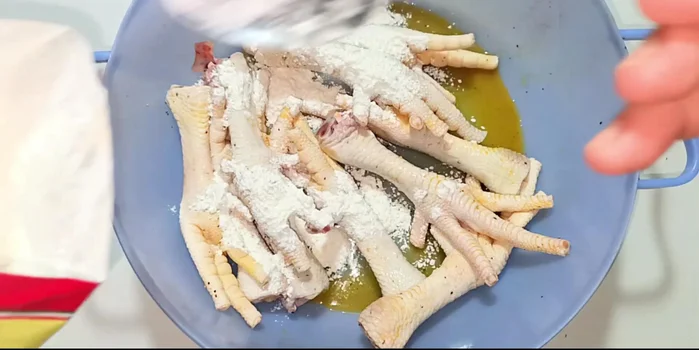 Coat chicken feet: Add fried flour and mix thoroughly to coat chicken feet evenly.