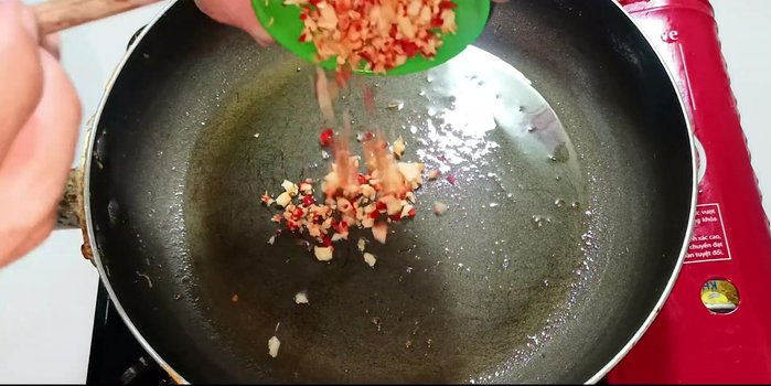 Prepare sauce: Heat oil, fry minced garlic and chili until fragrant. Add fish sauce mixture and simmer over low heat.
