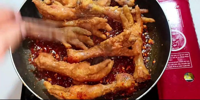 Combine and coat: Add fried chicken feet to the sauce, ensuring even coating. Reduce heat to low and simmer until the sauce is almost gone.