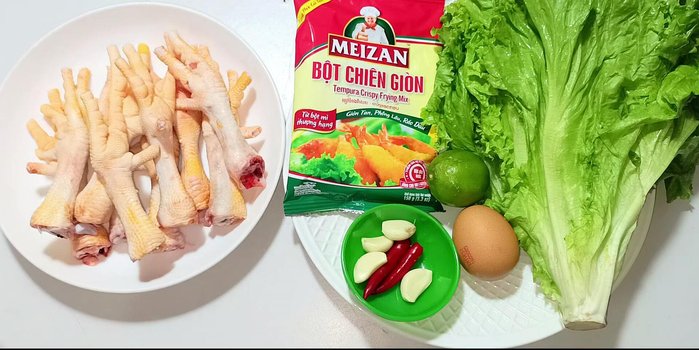 Clean chicken feet: ask someone to remove nails and yellow skin. Wash and then marinate with lemon juice and salt for 2 minutes to remove smell. Rinse again.