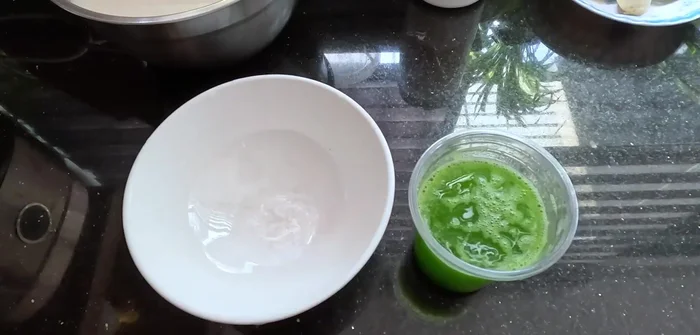 After refrigeration, separate the pandan leaf essence (green layer) from the clear water. Keep about 30-40ml of the green essence.