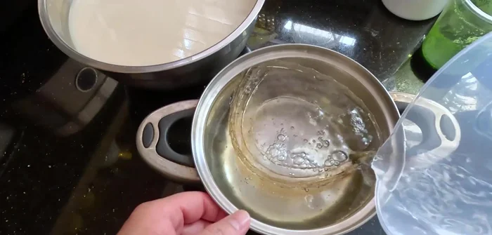 Soak gelatin leaves in water for 1-2 minutes until softened, then squeeze out excess water.